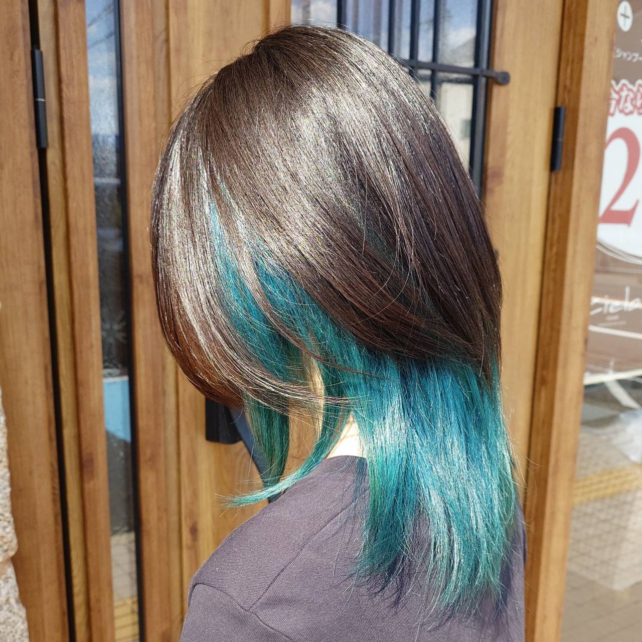 エメラルドグリーン